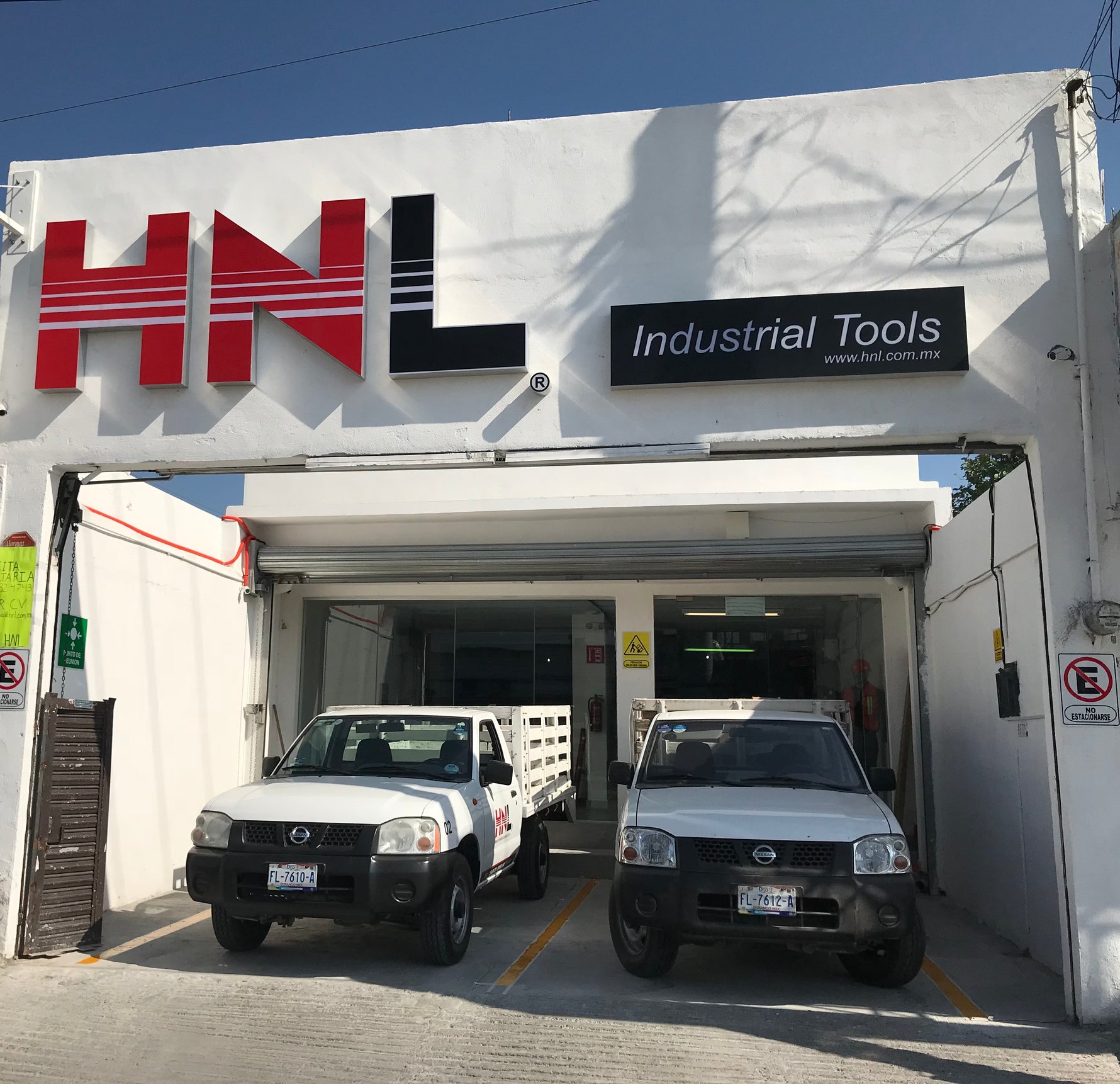 Fachada de la sucursal HNL en Monterrey, Nuevo León